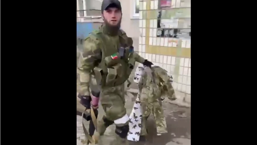 Кадыров показал бойцов с формой украинской армии в руках. Фото: скриншот с видео из телеграм-канала Рамзана Кадырова