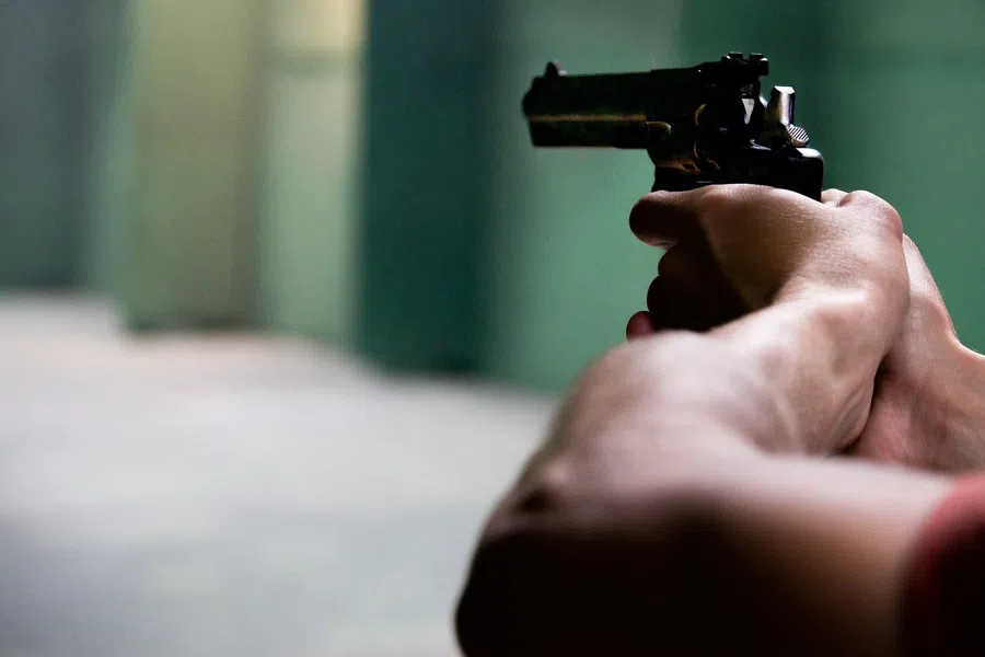 В Подмосковье полковник выстрелил в голову жене из травматического пистолета: Врачи пытаются спасти ей жизнь