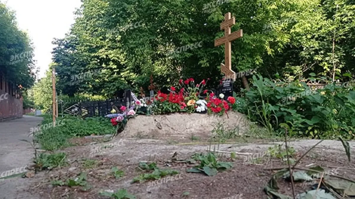 «Заросла травой, лежат увядшие цветы. Рядом забор, который может упасть»: что стало с могилой Александра Градского через восемь месяцев после похорон – фото