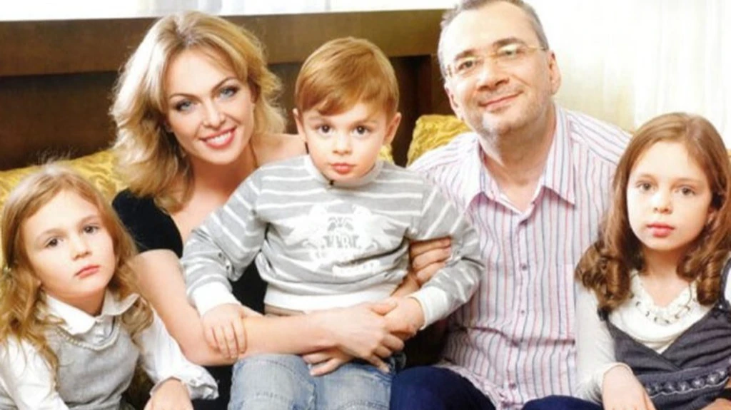 «А как же Вера?» Константин Меладзе перевез в Италию экс-жену Яну Сумм с тремя детьми 