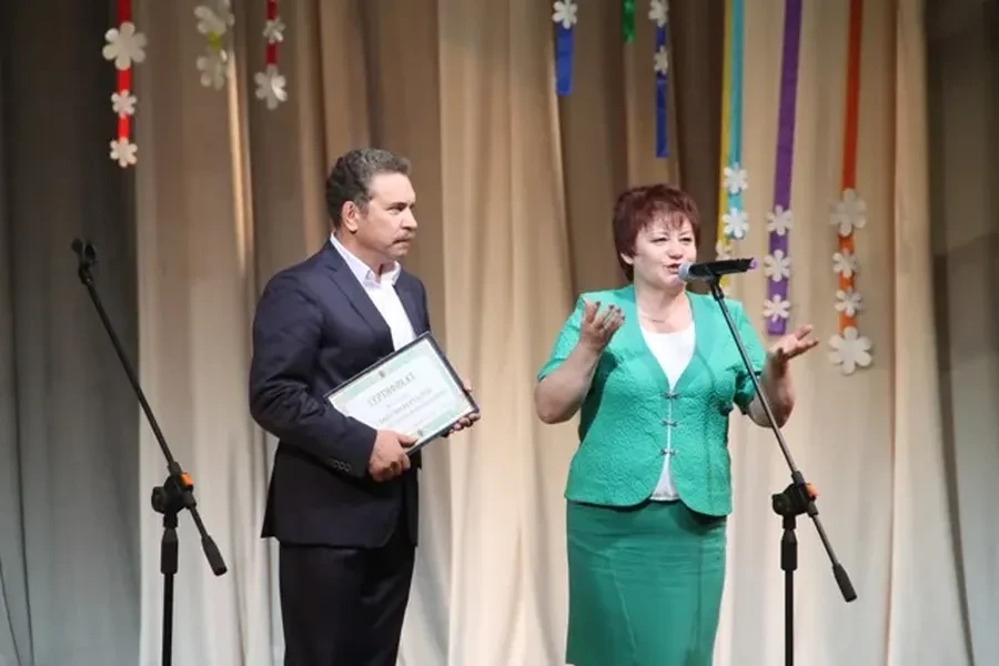  Депутат вручила главврачу сертификат на ремонт больницы