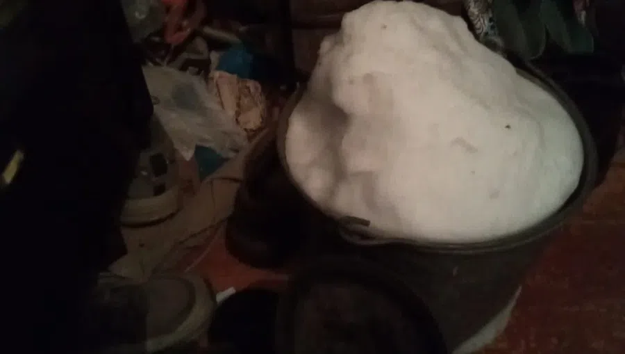 В Бердске топят снег в ведрах ради воды: Горожанин получил оповещение после ее отключения. Список домов «везунчиков»