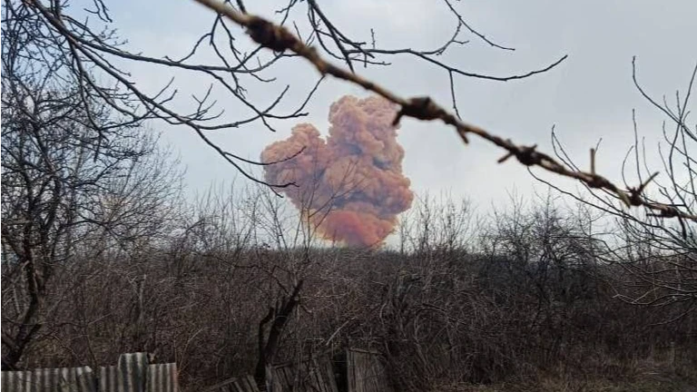 В Рубежном снаряд попал в резервуар с азотной кислотой – огромное облако накрыло город 