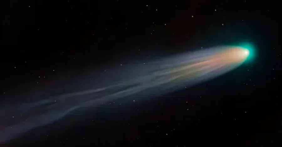 Комета Леонард пронзила ночное небо. Астрофотограф запечатлел событие с необычайной детализацией