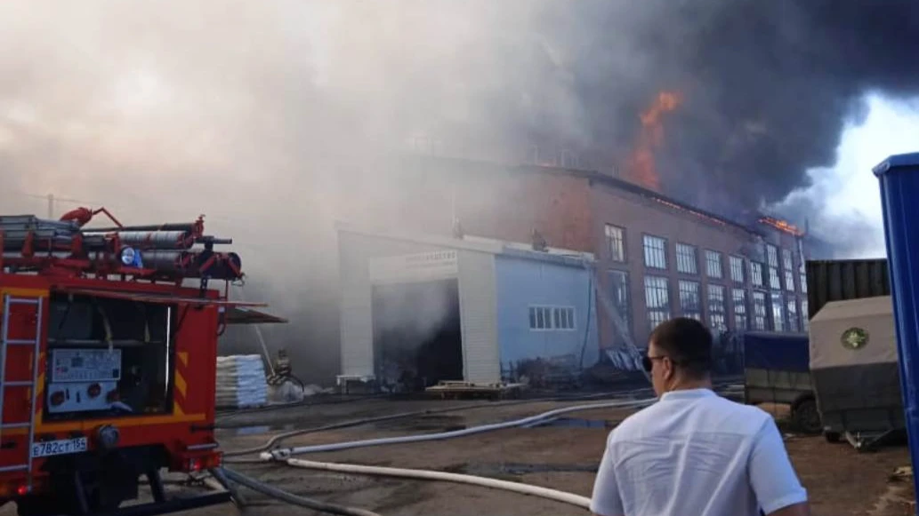 В Бердске выгорел цех по производству пластмассы на площади 1750 кв. метров. Пожарные спасли от огня соседние предприятия на химзаводской промплощадке
