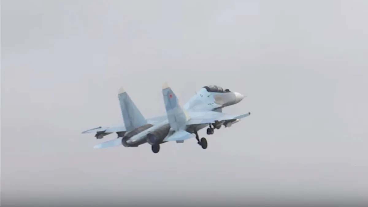 Минобороны показало видео, как истребителей Су-30СМ и Су-35 уничтожают украинский «Бук-М»