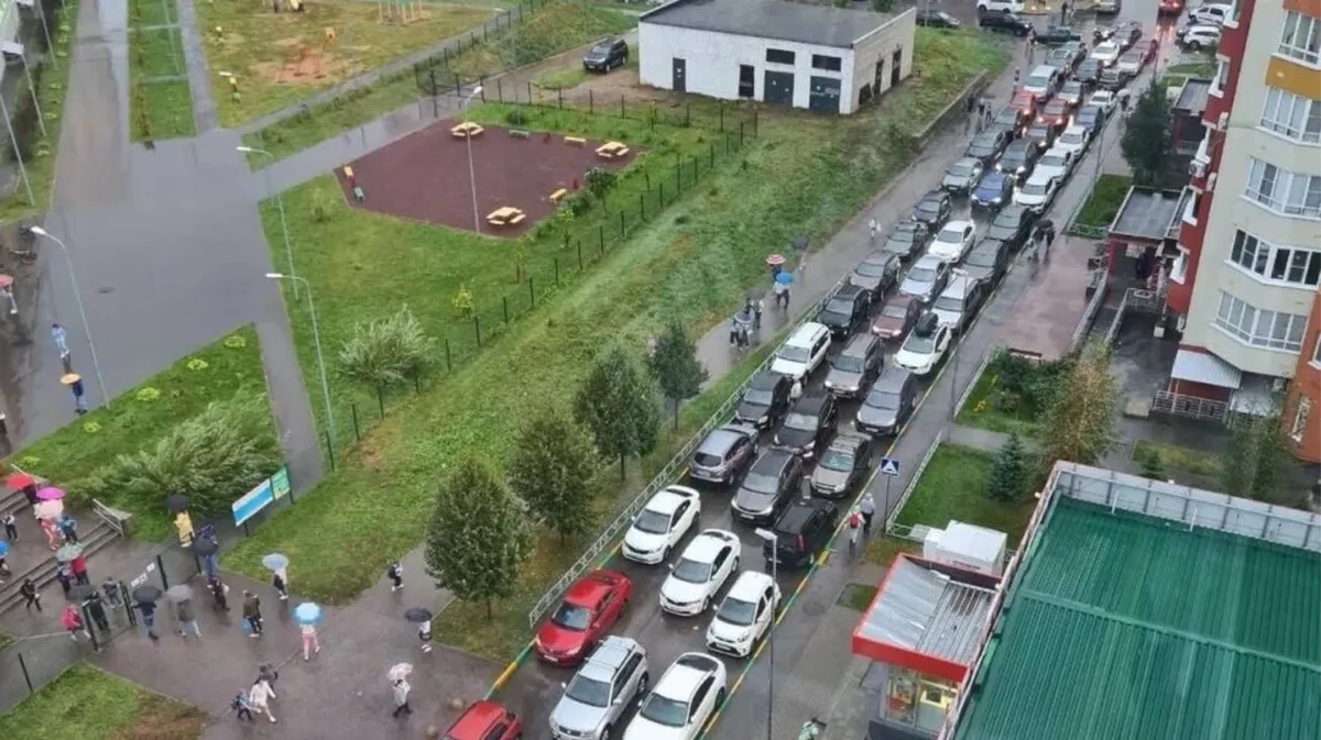 В Нижнем Новгороде школа №131 набрала 16 первых классов — фото утренней пробки