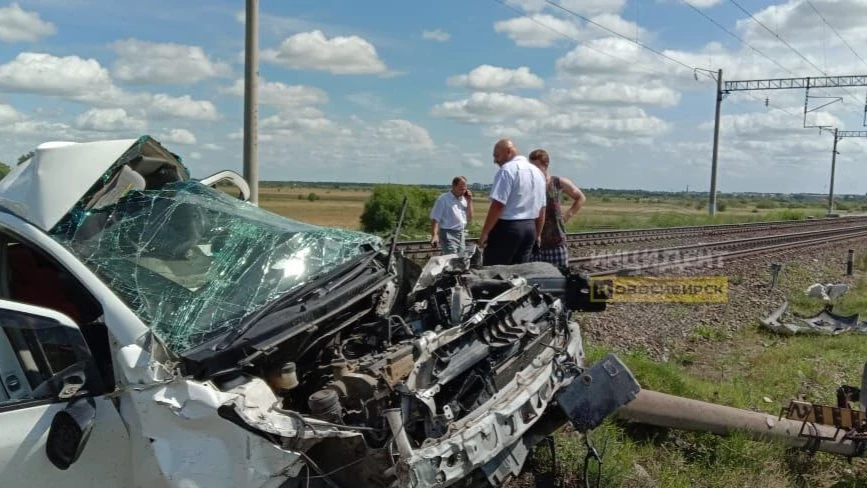 Новосибирский поезд с пассажирами протаранил легковушку в Амурской области. Авария унесла жизни водителя и его друзей