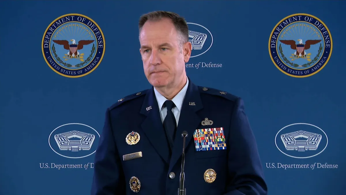 Пресс-секретарь Пентагона генерал Пэт Райдер выступает перед СМИ в пятницу. Фото: CNN