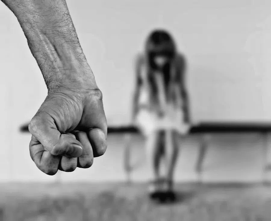Подозреваемого в изнасиловании 13-летней падчерицы бывшего сожителя ее матери разыскивают в Новосибирске