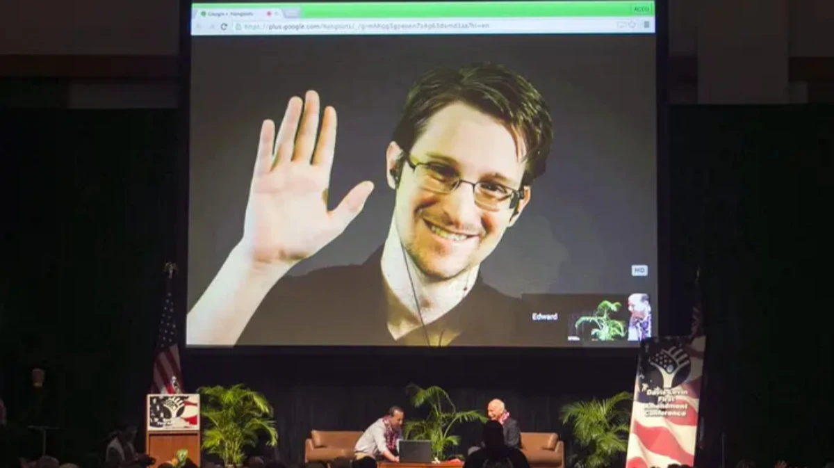 Эдвард Сноуден считает, что российское гражданство даст «немного стабильности» для него и его семьи
