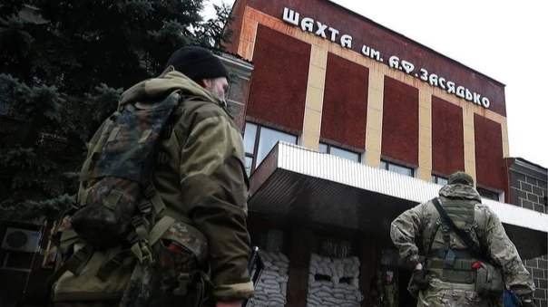 Украинские боевики обстреляли шахту в Донецке. Под землей остались 77 человек