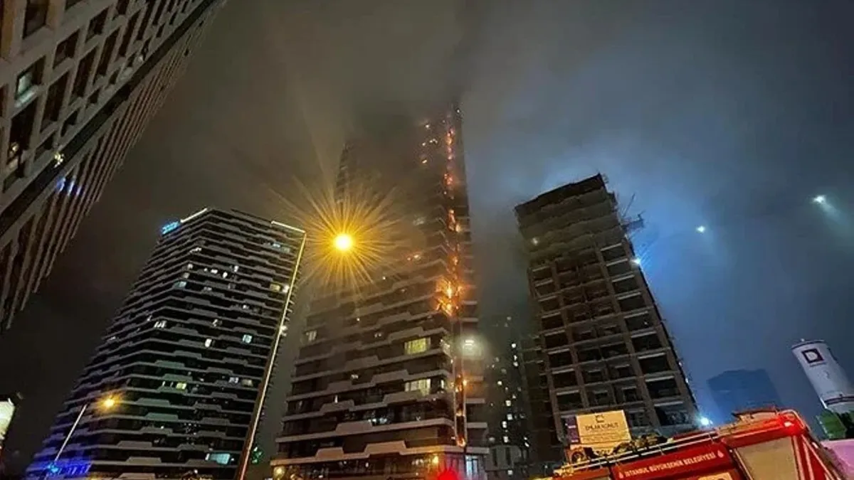 В Стамбуле сгорел 24-этажный небоскреб  - видео