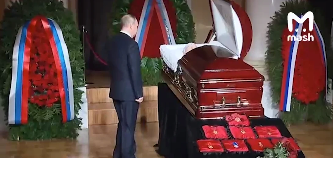 Владимир Путин простился с умершим Владимиром Жириновским. На видео президент возложил цветы, перекрестился и совершил поклон
