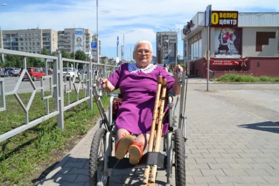 Инвалидная коляска для людей с ограниченными возможностями — единственная возможность «выхода» в свет 
