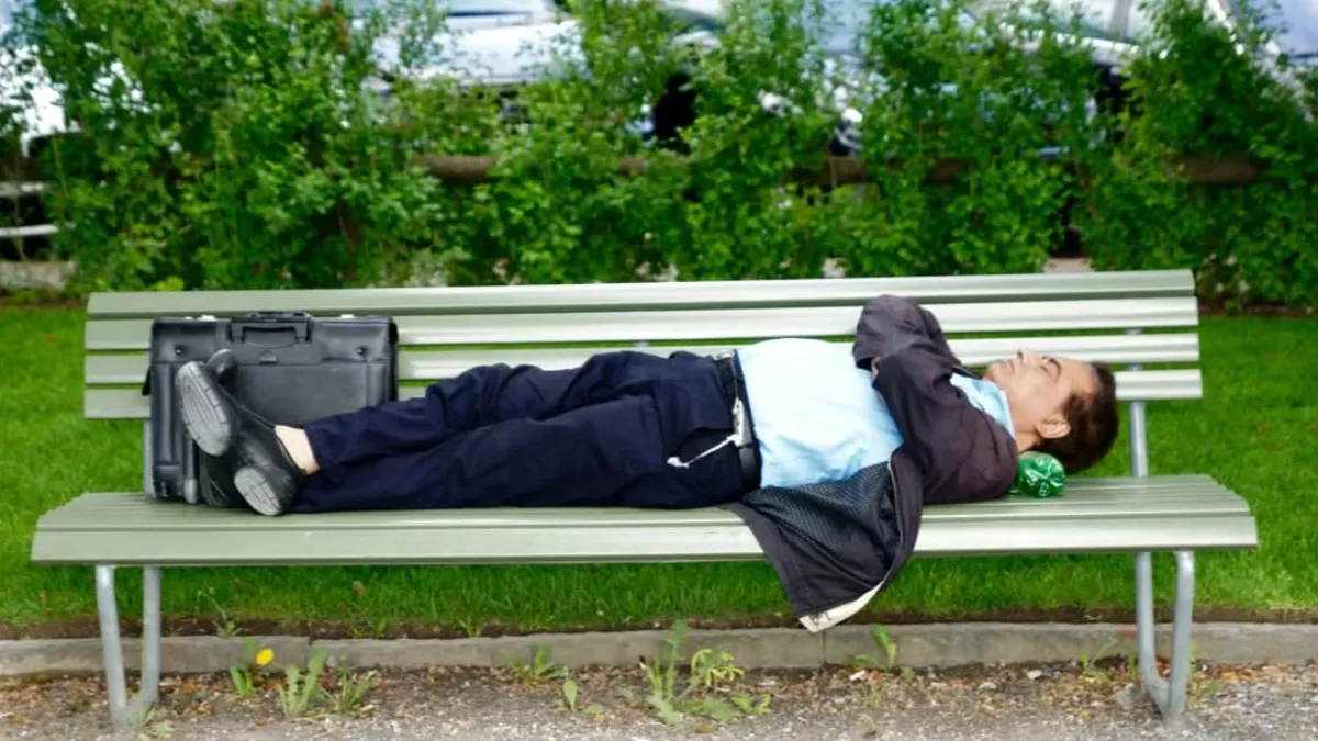 Москвич после сна на скамейке в парке пожаловался на ограбление. Полицейские, посмотрев камеры заявили, что потерпевший был не только обворован, но и изнасилован