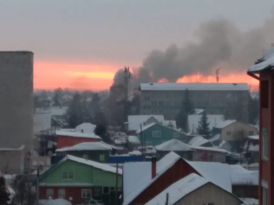 В Бердске столб черного дыма на новогодних каникулах напугал горожан: Баню на ул. Некрасова экстренно тушат пожарные