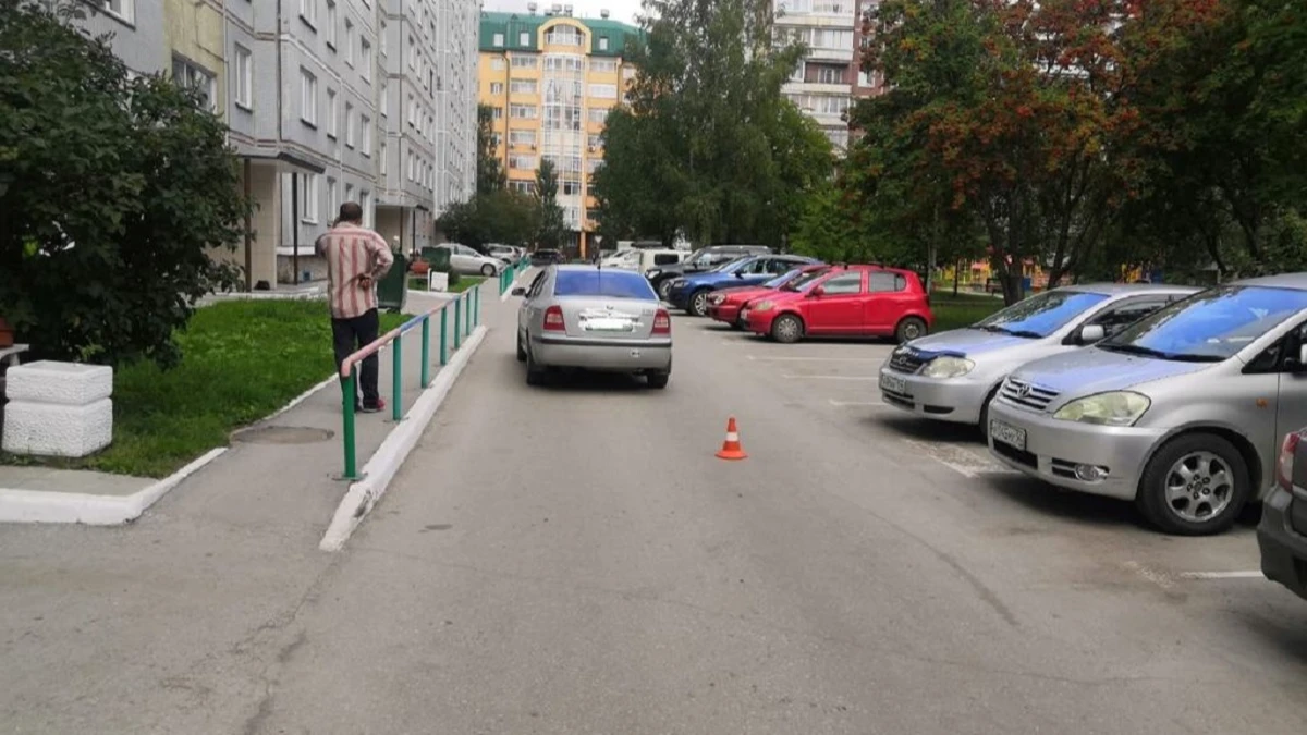 12-летний школьник попал под колеса женщины – водителя в Новосибирске. После аварии пострадавшего доставили в больницу. Фото: ГИБДД Новосибирск