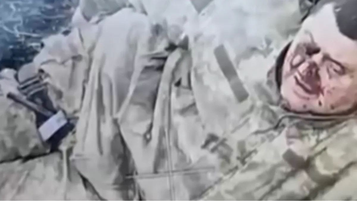 «Ножка, да, ножка... Еще скажи, воевать не хотел»: Обездвиженный ранением боец ВСУ попросил помощи у оператора российского беспилотника - видео