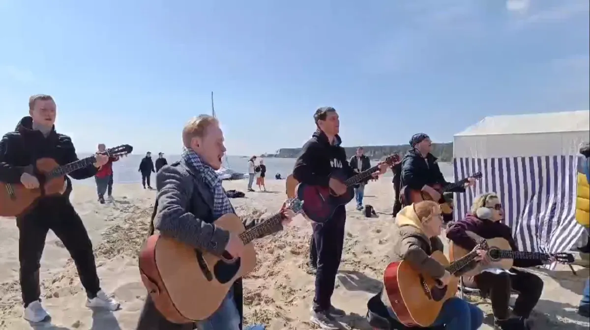 Сотни новосибирских гитаристов исполнили на Центральном пляже Академгородка «Всё идёт по плану» Егора Летова