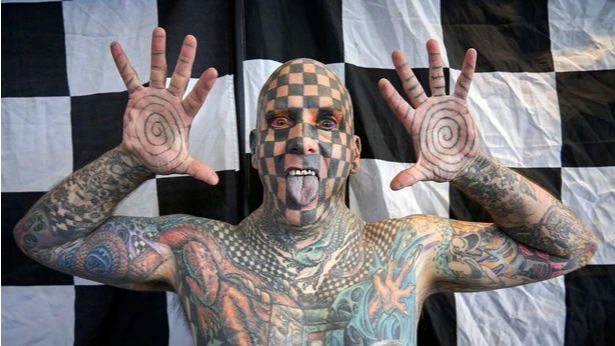 По его словам, самыми болезненными являются татуировки на носу и пальцах. А когда делали тату на носу, он чихал чернилами. Фото: Getty