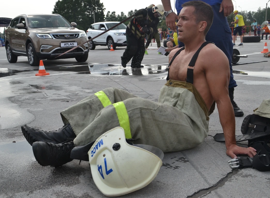 Экстремальный кроссфит: Пожарные и спасатели показали невероятную выносливость в Бердске