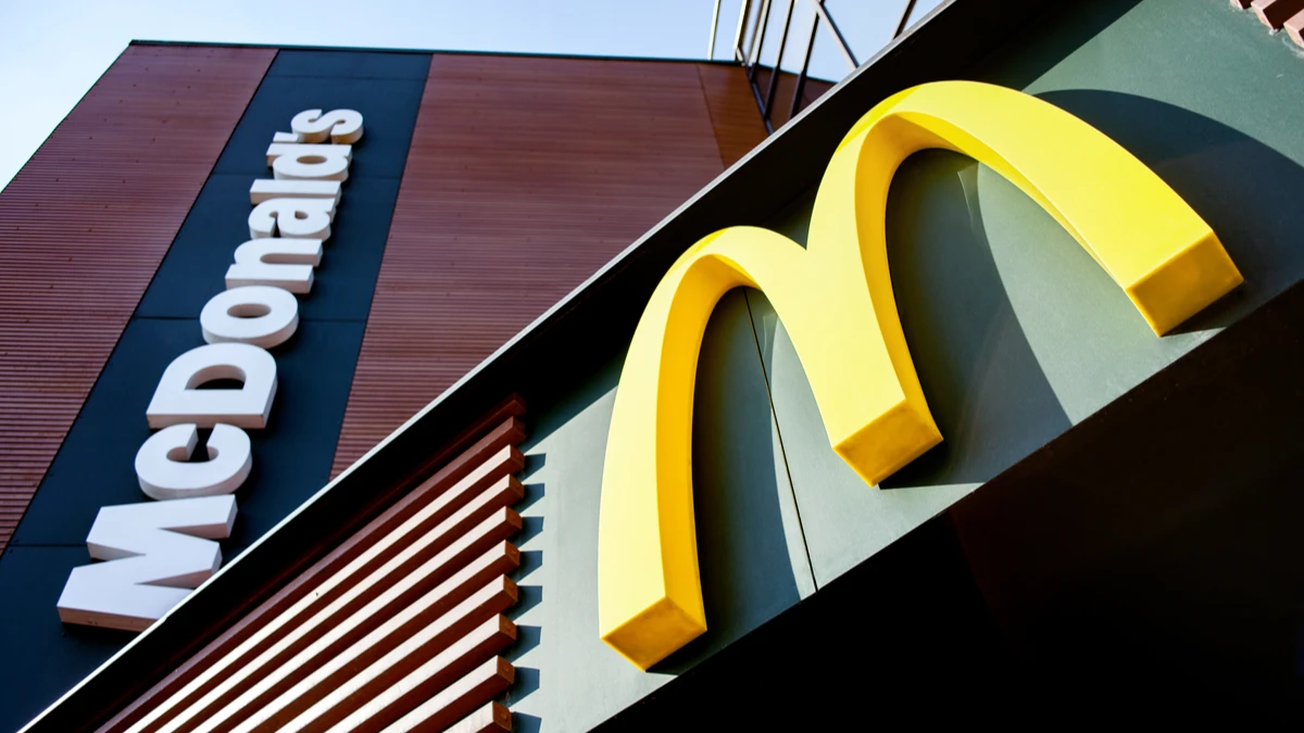 Рестораны McDonald's планируют заработать 15 июня под новым брендом. Название сети держат в секрете