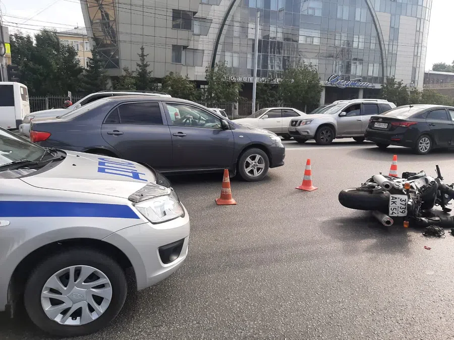 Водитель фуры MAN раздавил упавшего мотоциклиста на Suzuki TL1000S на ул. Большевистской в Новосибирске