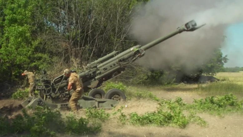 Украинские войска стреляют из поставленных США гаубиц M777. Фото: CNN