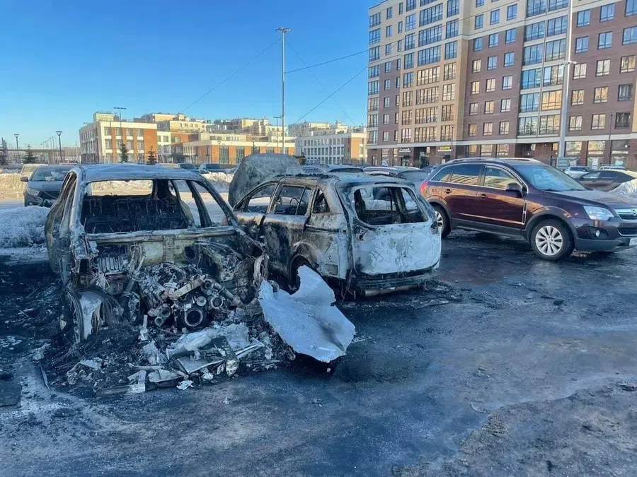 В Ленинградской области девять машин сгорели после поджога злоумышленниками