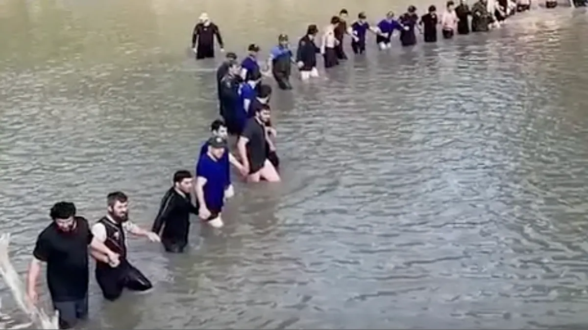 Стоп-кадр из видео очевидцев/местные жители ищут утонувшую девочку