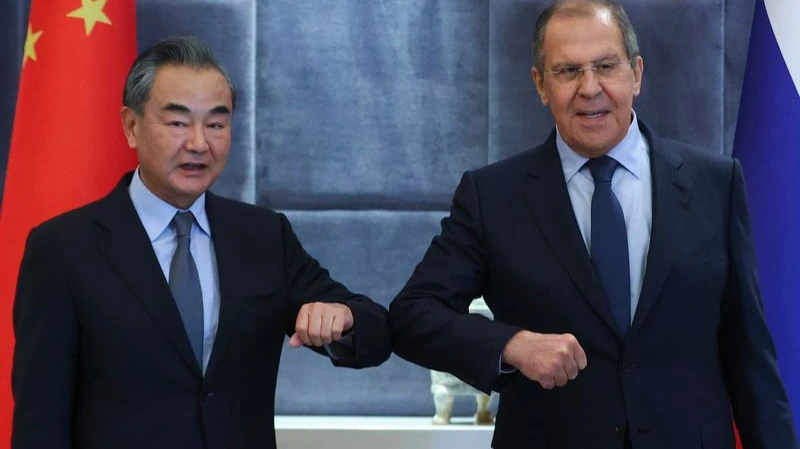 
Китай с Россией продвигают «настоящую демократию» Пекин возмущен, что США приватизировали понятия «права человека и демократия»
