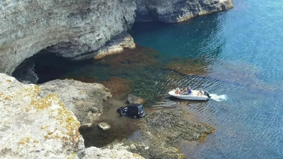 В Крыму упал в море автомобиль с двумя туристами. Фото: социальные сети