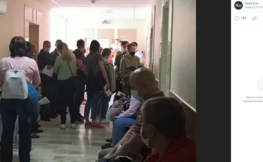 Толпа из ста желающих проверить себя на антитела коронавируса в Омске попала в Сеть