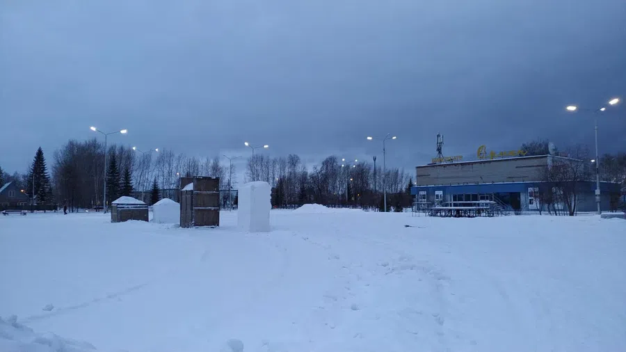 В Бердске начали строить снежный городок около кинотеатра «Орион». На Новый год-2022 потратят более 3 млн рублей из бюджета