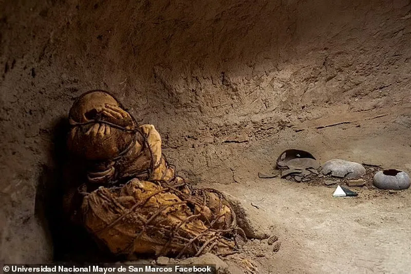 В подземной гробнице в Перу обнаружена таинственная 1200-летняя мумия, связанная веревками