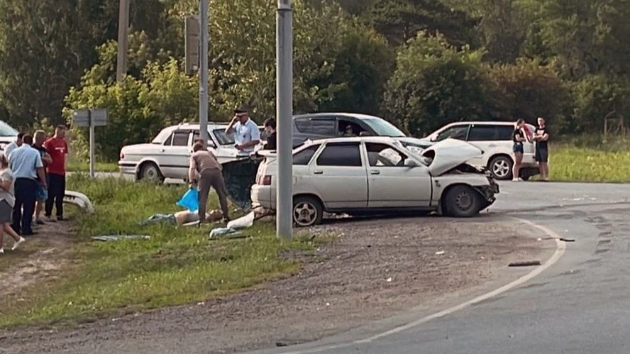 Под Новосибирском 34-летний водитель ВА-2112 погиб после столкновения с грузовиком Howo.  Машину смяло «в лепешку»