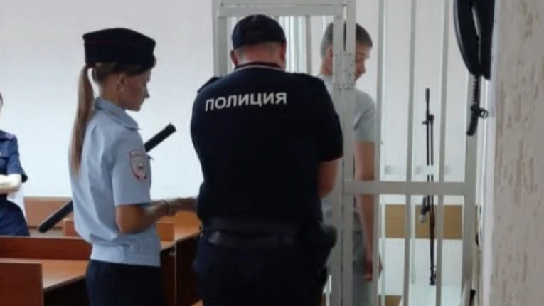 «Рома, что ты наделал»: В Новосибирске заключили под стражу супруга, зарезавшего жену на детской площадке. Дети плакали, а женщина ползла