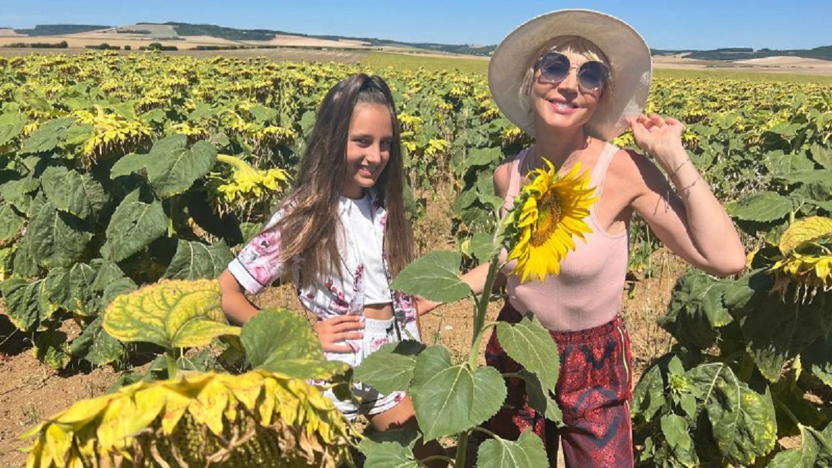 «Просто лето и мы»: Кристина Орбакайте запечатлелась в подсолнухах с подросшей 10-летней дочерью и мужем Михаилом Земцовым 