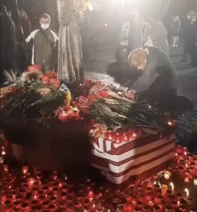 Голодный пенсионер собрал еду на мемориале памяти о голодоморе в Киеве и попал на видео