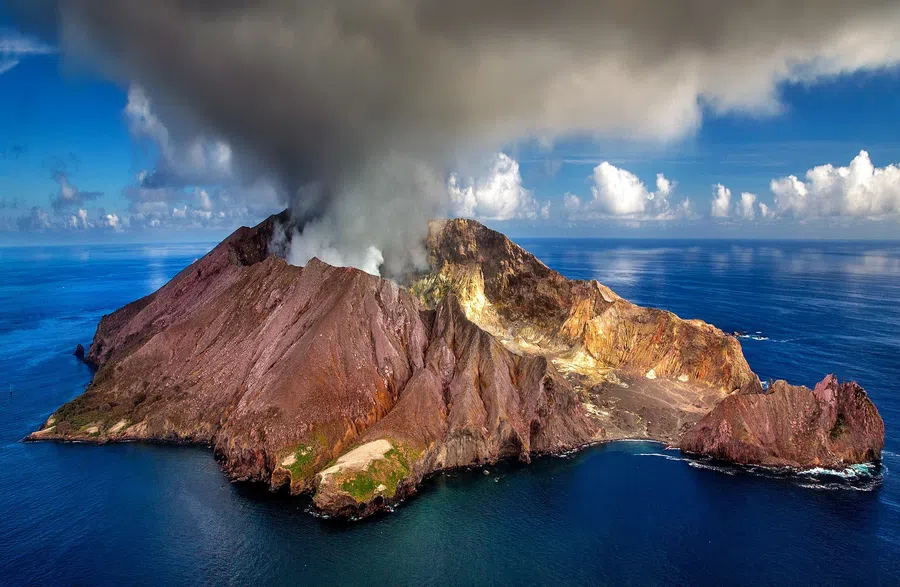 В Индонезии число погибших при извержении вулкана Семеру выросло до 14 человек