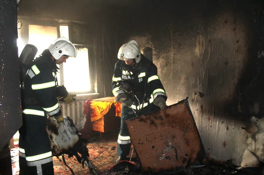 В Бердске на пожаре в квартире на ул. Островского пострадала 78-летняя пенсионерка. "Скорая" увезла ее в больницу с отравлением угарным газом