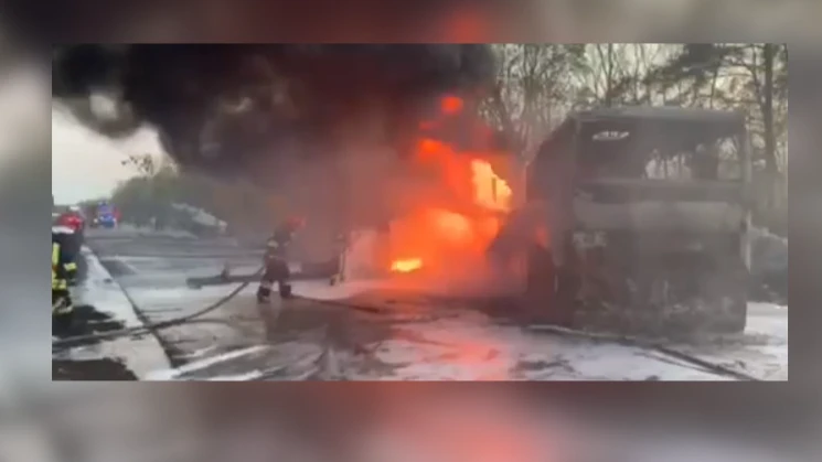 На Западе Украины столкнулись и загорелись три автомобиля. Погибли 27 человек