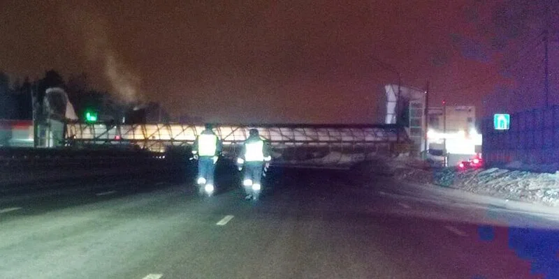 В Подмосковье КамАЗ снес поднятым кузовом пешеходный мост. Движение по Горьковскому шоссе полностью перекрыто