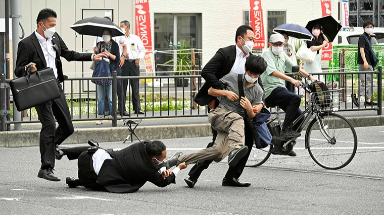 Сотрудники службы безопасности задерживают Тетсую Ямагами рядом с местом, где был застрелен Синдзо Абэ, Нара, Япония, 8 июля. Фото: Asahi Shimbun/AFP/Getty Images