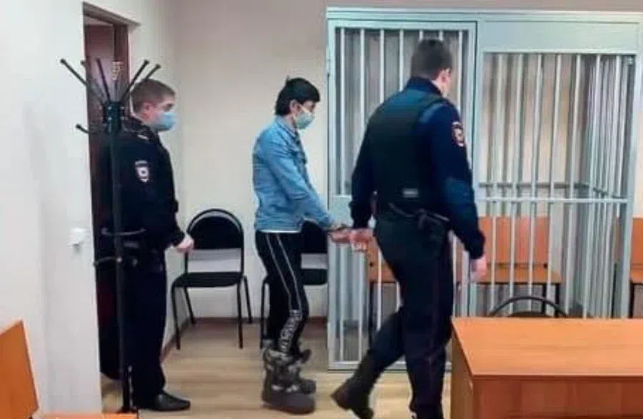 В Подмосковье суд арестовал первого из четырех подозреваемых в убийстве кассирши «Пятерочки». Все мигранты из соседних стран