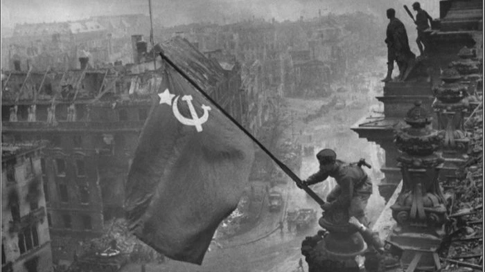 Фотография советского солдата, водружающего 2 мая 1945 над взятым Рейхстагом красное знамя, которое позже стали называть Знамя Победы — один из символов Великой Отечественной войны наряду со знаменитым снимком «Комбат». Это один из серии снимков, сделанных Евгением Халдеем на крыше Рейхстага. 