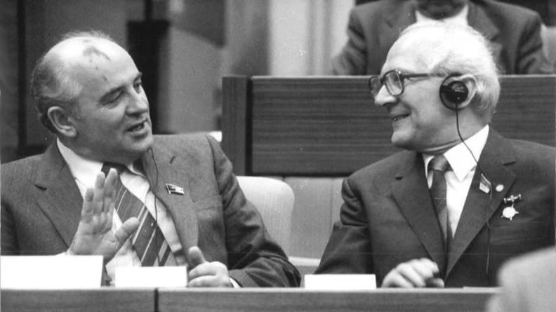 Михаил Горбачёв (слева) и Эрих Хонеккер. 1986 год, ГДР. ФОто: Bundesarchiv/ Mittelstädt, Rainer 