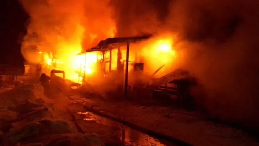 На пожаре погибли пять человек, в том числе двое детей. Огонь полностью уничтожил дом в Костромской области