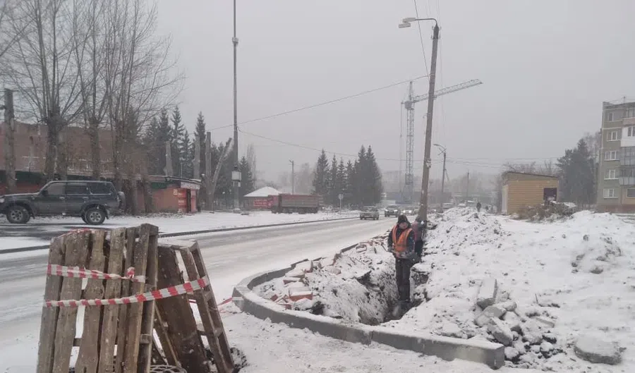 В Бердске в снегопад и ветер ремонтируют ул. Черемушную в последний день срока 1 ноября. Ливневки строят с грустью на лице